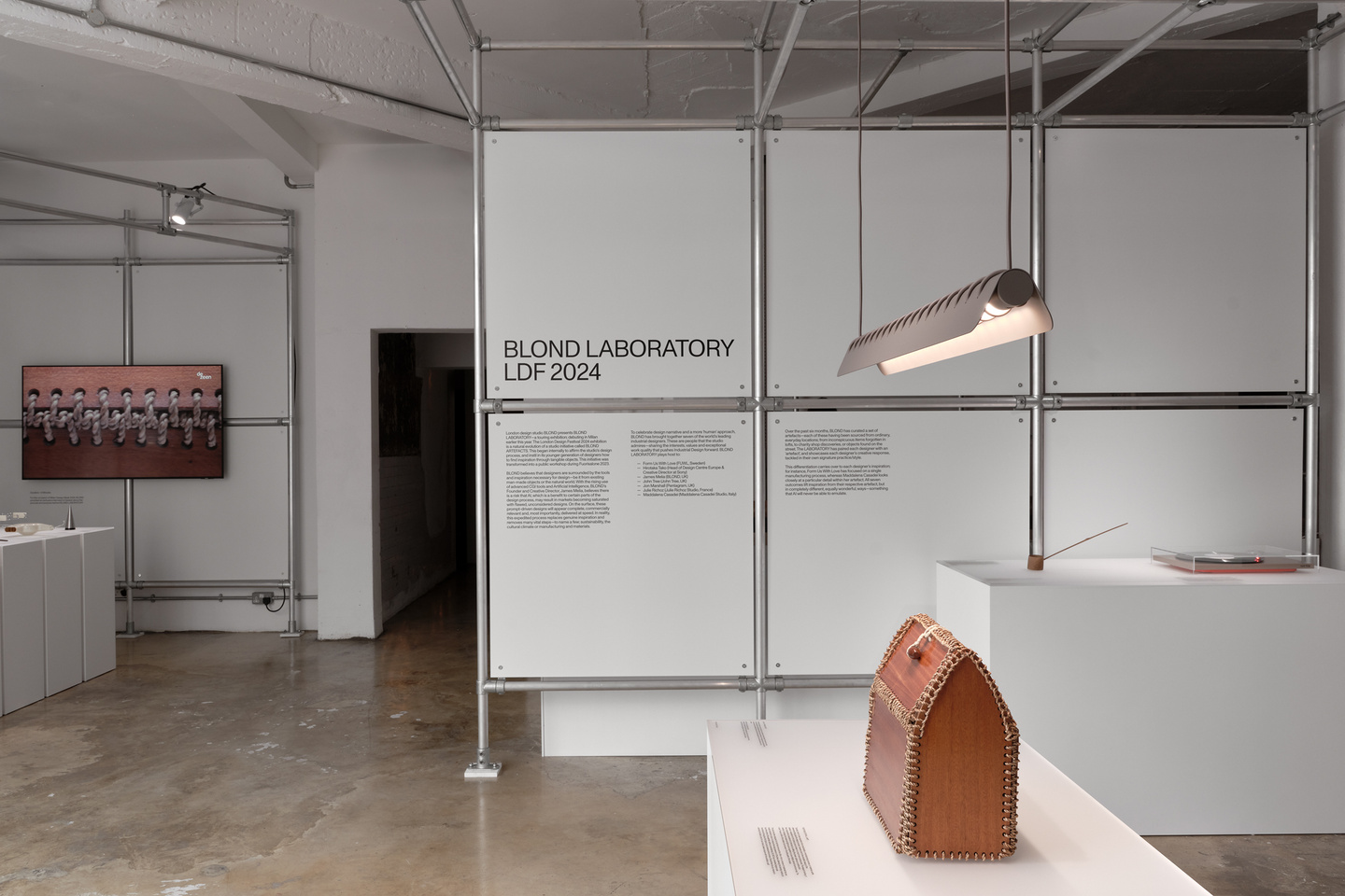 Vertical structural framework element inside exhibition space