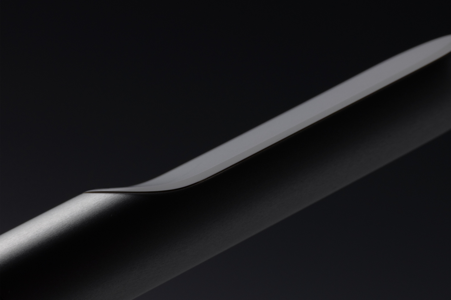 Side profile render of a slim smart insulin pen body against a dark background